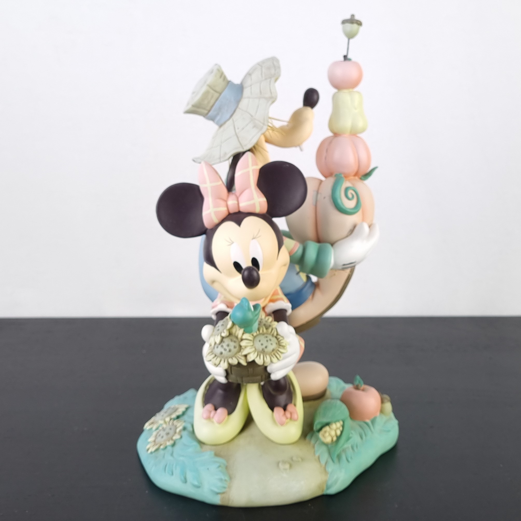 Minnie Mouse and Goofy gardening statue - Minnie Mouse and Goofy gardening statue