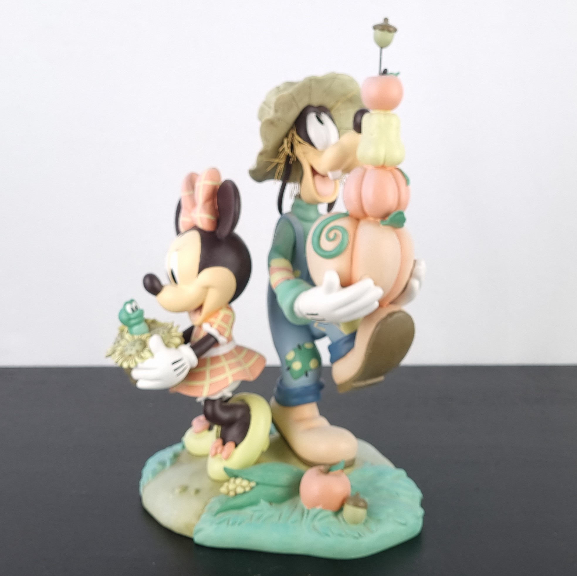 Minnie Mouse and Goofy gardening statue - Minnie Mouse and Goofy gardening statue