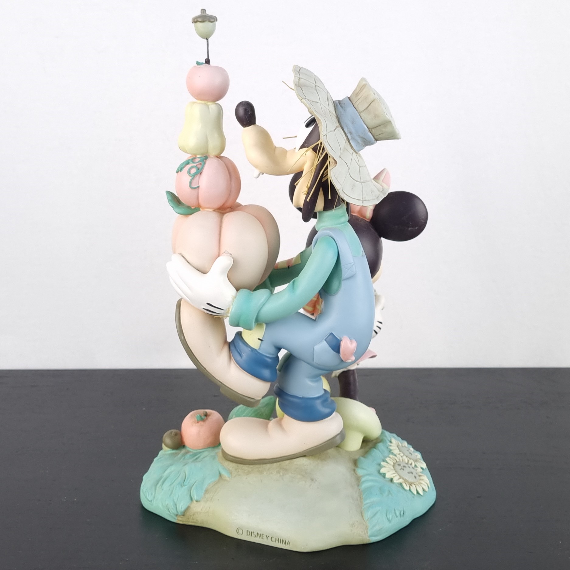 Minnie Mouse and Goofy gardening statue - Minnie Mouse and Goofy gardening statue