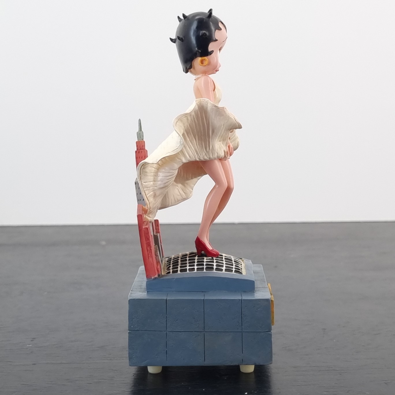 Betty Boop Diamond Are a Girlss Best Friend Music Box - Character Collectibles _right - Betty Boop Diamond Are a Girlss Best Friend Music Box - Character Collectibles _right