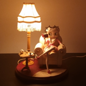 Betty Boop sitting at a coffee table lamp - Peter Mook -Rutten