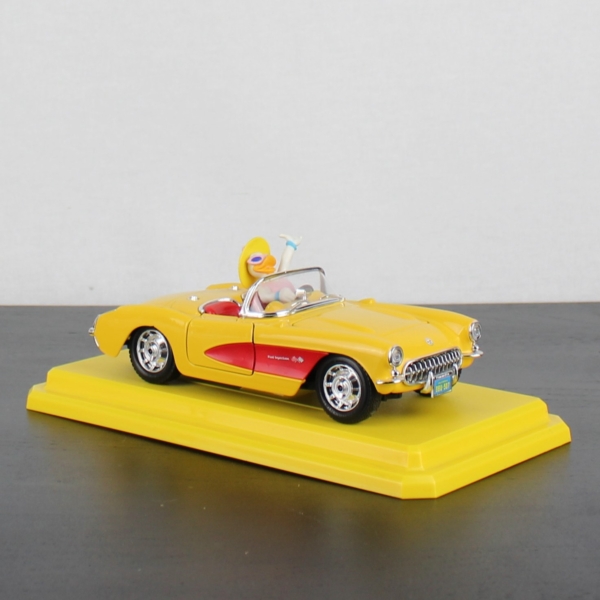 Daisy Duck Chevrolet Corvette - Bburago _right front - Daisy Duck Chevrolet Corvette - Bburago _right front