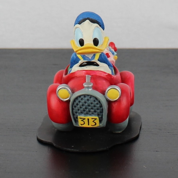 Donald Duck racing to Daisy Duck figurine _front - Donald Duck racing to Daisy Duck figurine _front