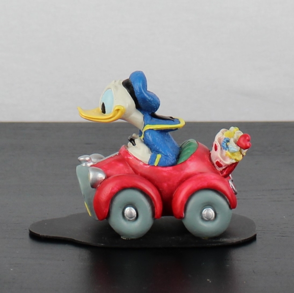 Donald Duck racing to Daisy Duck figurine _left - Donald Duck racing to Daisy Duck figurine _left
