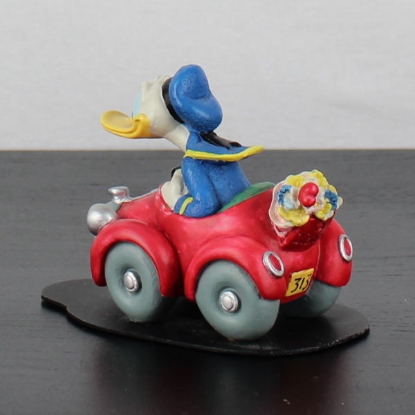Donald Duck racing to Daisy Duck figurine _left back - Donald Duck racing to Daisy Duck figurine _left back