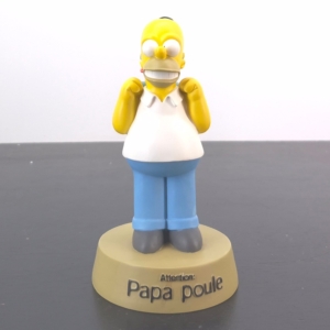 Homer Simpson figurine with Attention Papa Poule text on the base