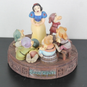 Snow White and the Seven Dwarfs statue by Markrita in license of Walt Disney