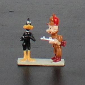 Elmer Fudd holding Daffy Duck at gunpoint by Pixi in license of Warner Bros.