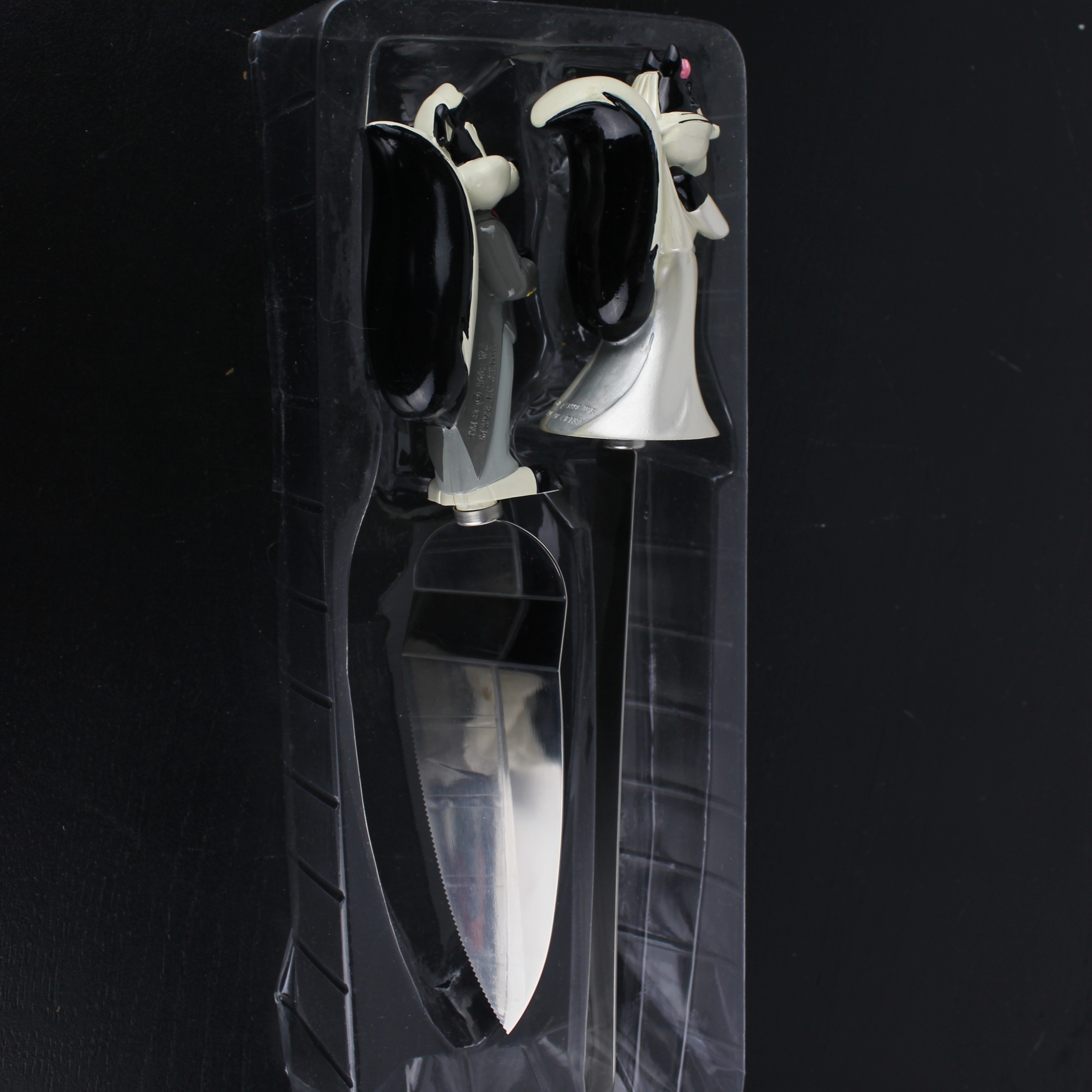 Pepé Le Pew and Penelope Pussycat wedding cutlery Warner Bros store exclusive - Pepé Le Pew and Penelope Pussycat wedding cutlery Warner Bros store exclusive