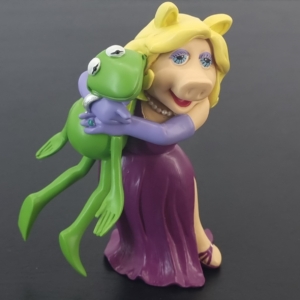 Miss Piggy hugging Kermit statue