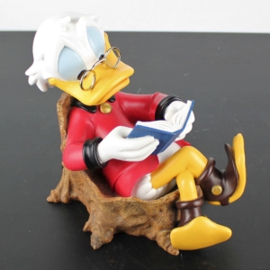 Scrooge McDuck sitting in a trea trunk and reading a book statue - Peter Mook - Rutten