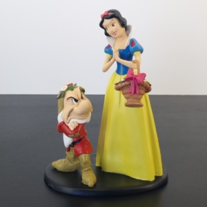 Snow White with Grumpy statue - Peter Mook - Rutten