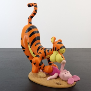 Tigger and Piglet playing statue - Peter Mook - Rutten