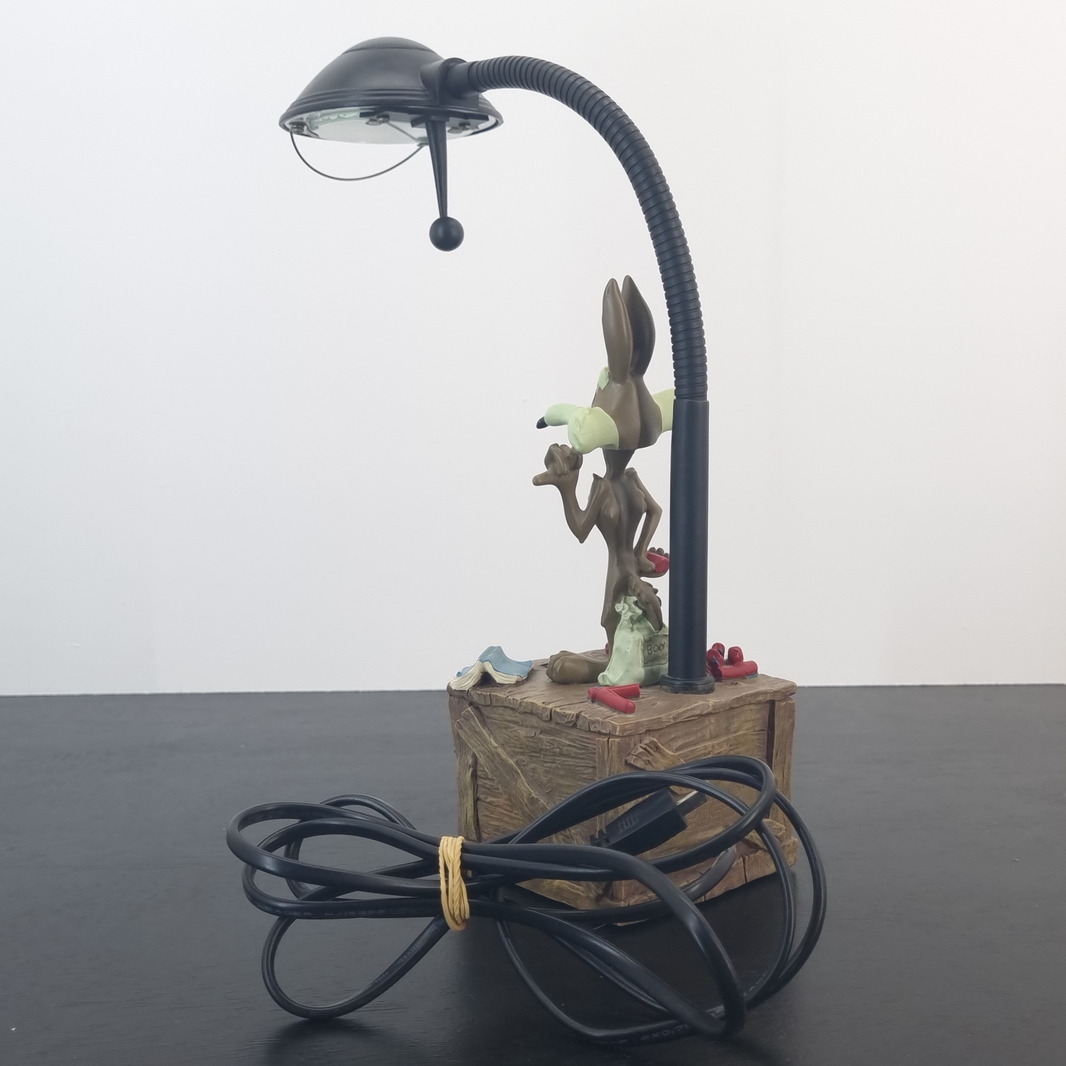 Wile E Coyote Desk Lamp - Casal _left back - Wile E Coyote Desk Lamp - Casal _left back