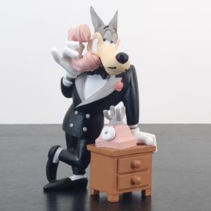 Wolf calling figurine